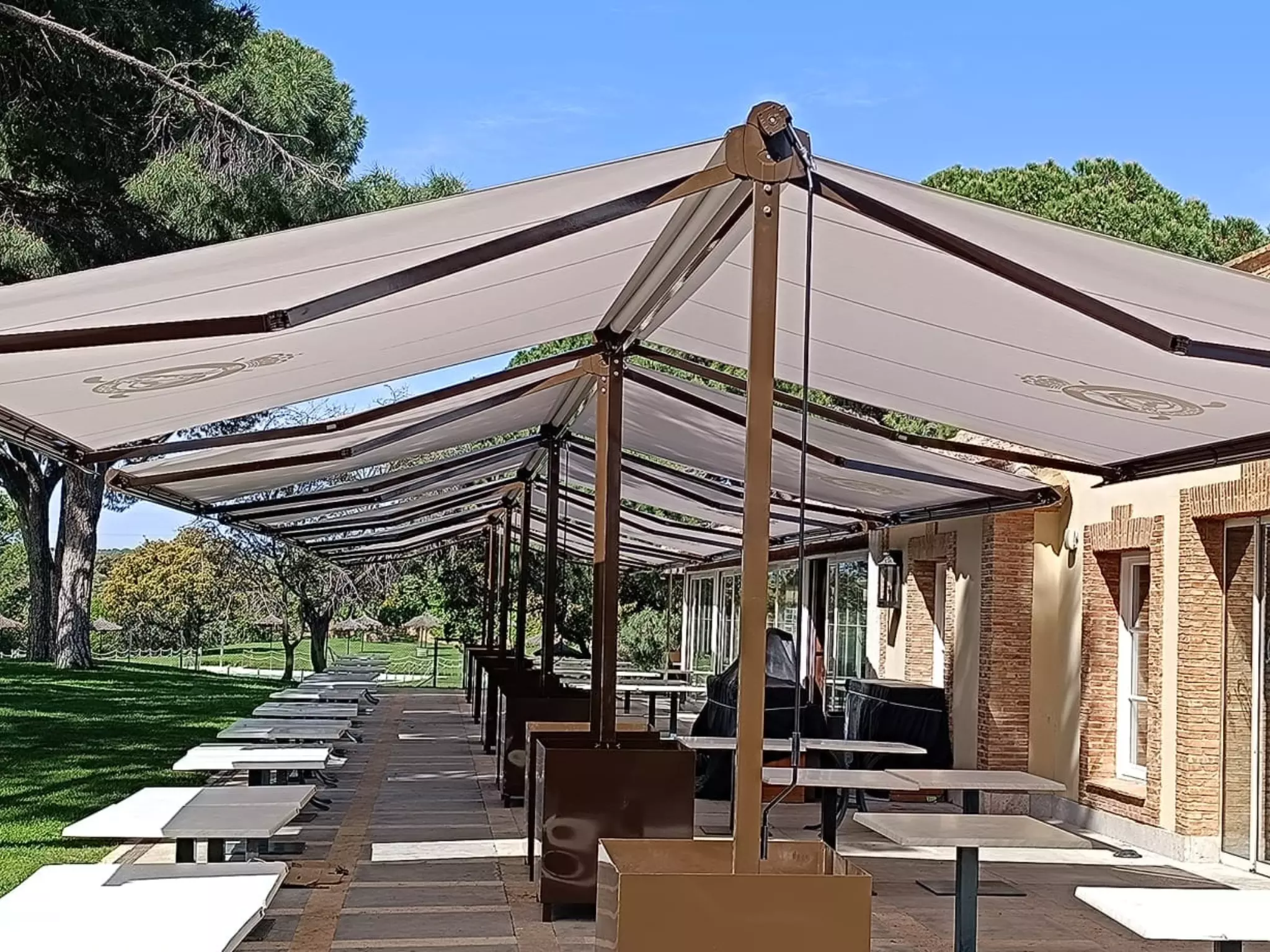 Protección solar para espacios exteriores de gran formato
