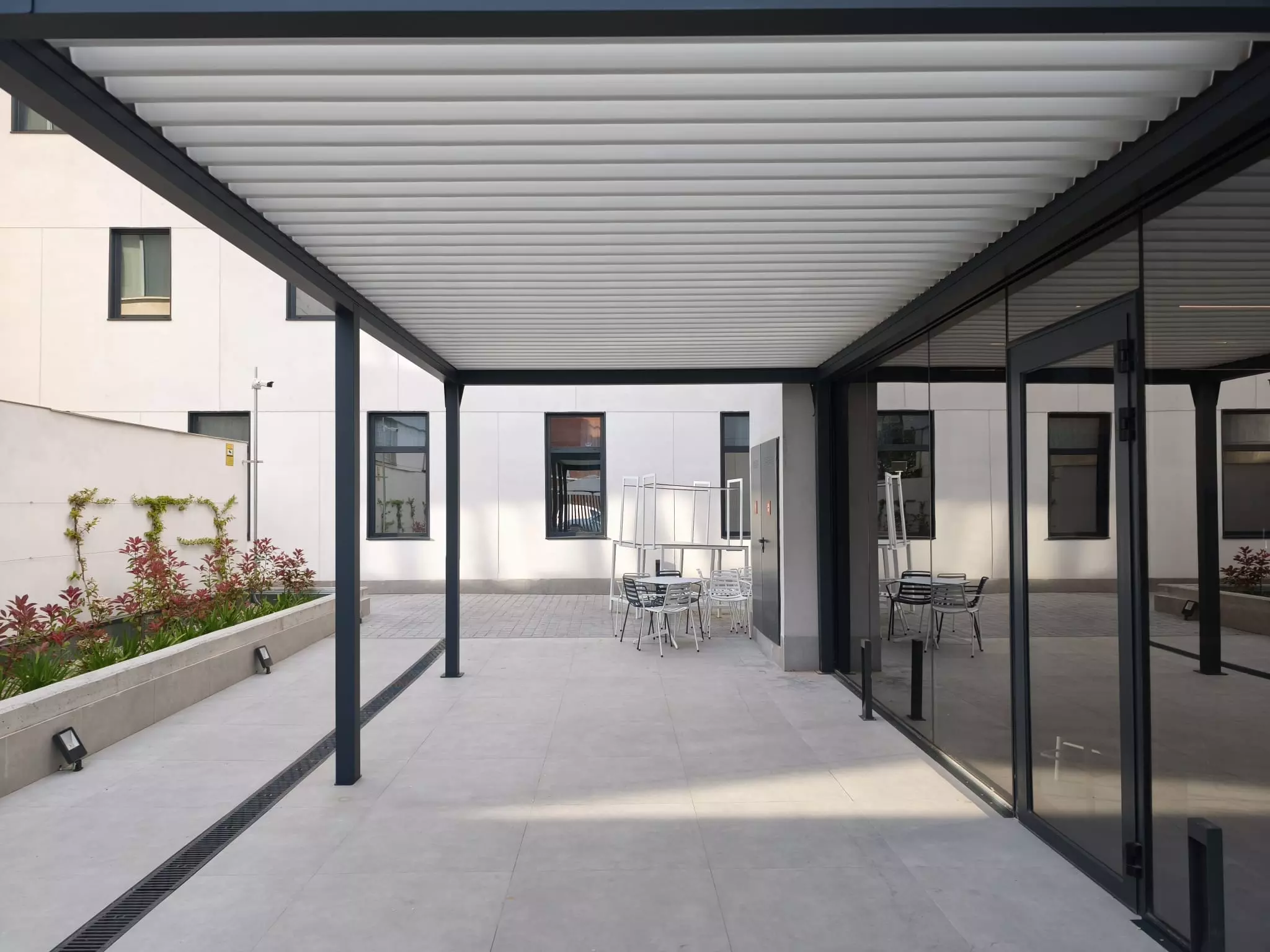 Pérgola bioclimática para terraza de vivienda