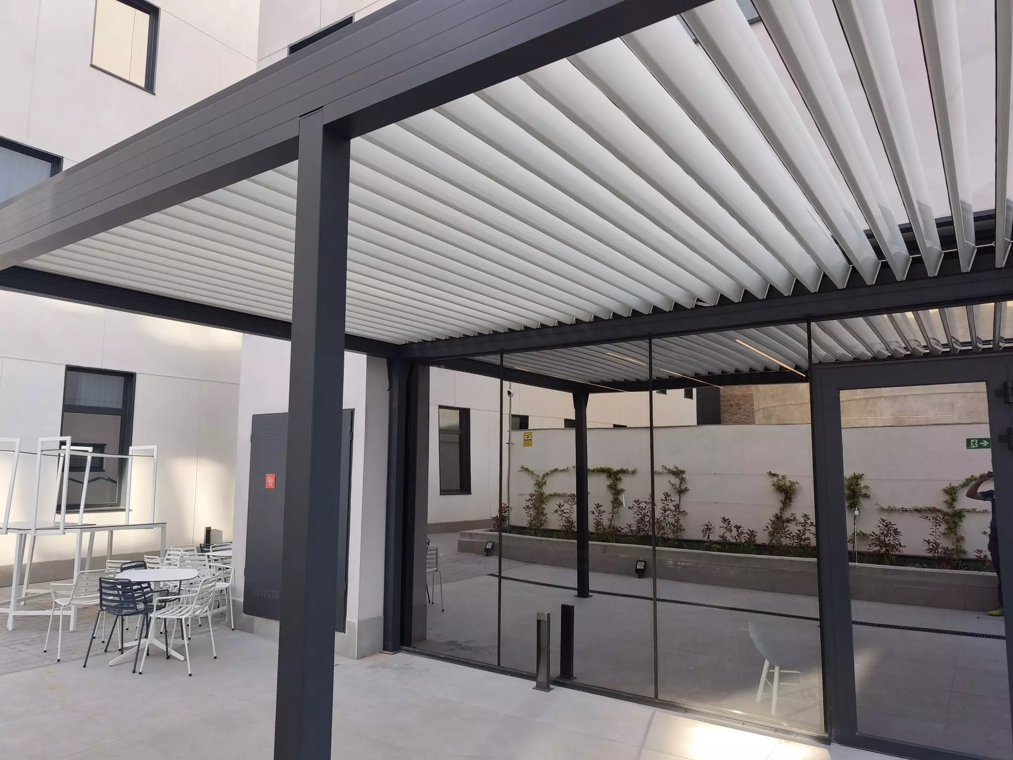 Diseño robusto y elegante para exteriores actuales