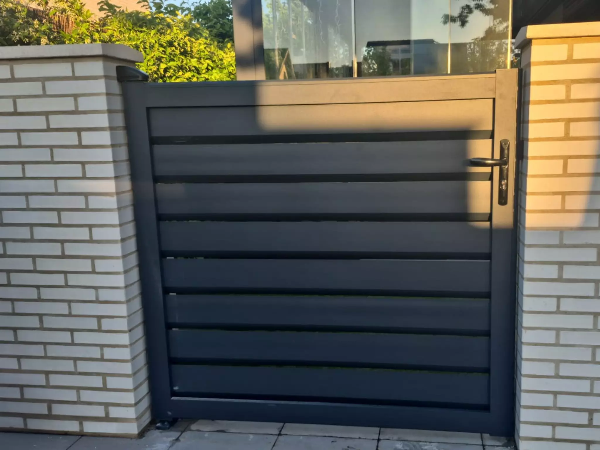 Puerta de jardín de aluminio con diseño moderno