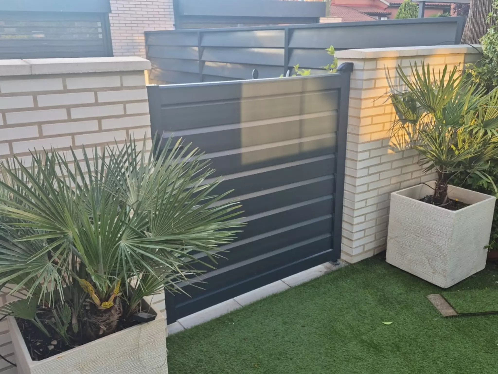 Valla de aluminio para jard&iacute;n en proyecto real de cliente